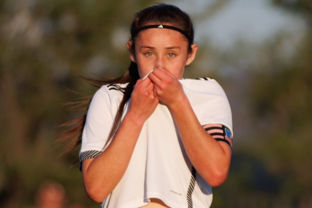 Catalina Muñoz besando la camiseta de Colo-Colo.