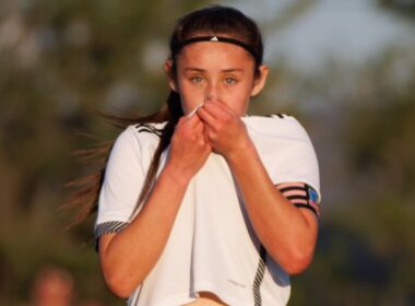 Catalina Muñoz besando la camiseta de Colo-Colo.