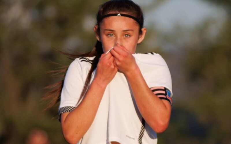 Catalina Muñoz besando la camiseta de Colo-Colo.