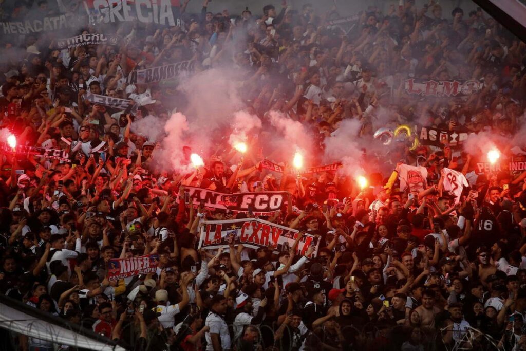 Garra Blanca en el Estadio Monumental.