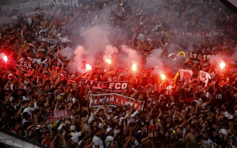 Garra Blanca en el Estadio Monumental.