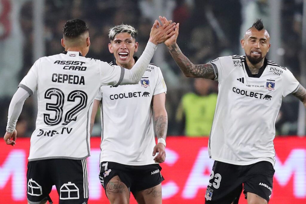 Arturo Vidal, Carlos Palacios y Lucas Cepeda celebrando un gol con Colo-Colo.