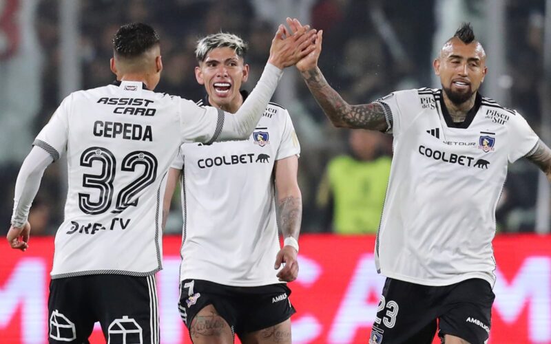 Arturo Vidal, Carlos Palacios y Lucas Cepeda celebrando un gol con Colo-Colo.