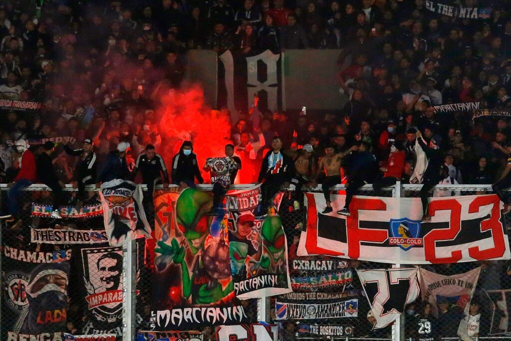 Hinchas de Colo-Colo en el Estadio Monumental en Buenos Aires