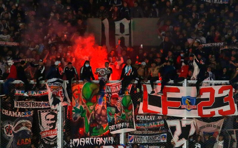 Hinchas de Colo-Colo en el Estadio Monumental en Buenos Aires