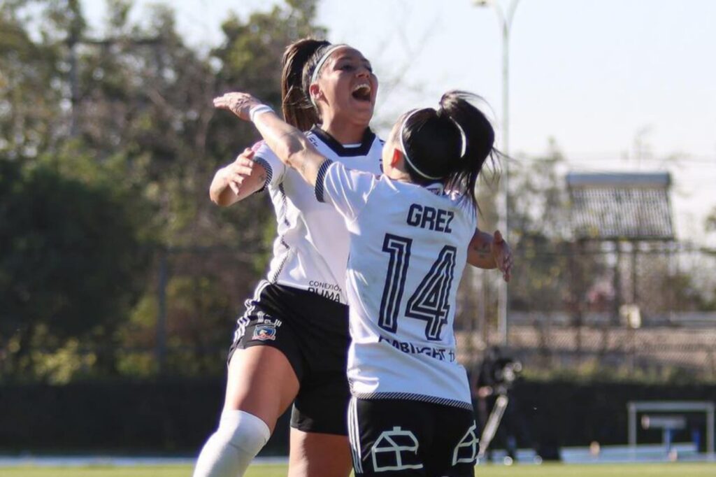 Javiera Grez y Anaís Cifuentes celebrando un gol de Colo-Colo Femenino.