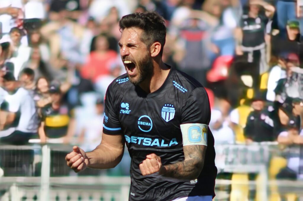 Primer plano a Joaquín Larrivey celebrando un gol con Magallanes.