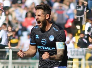 Primer plano a Joaquín Larrivey celebrando un gol con Magallanes.