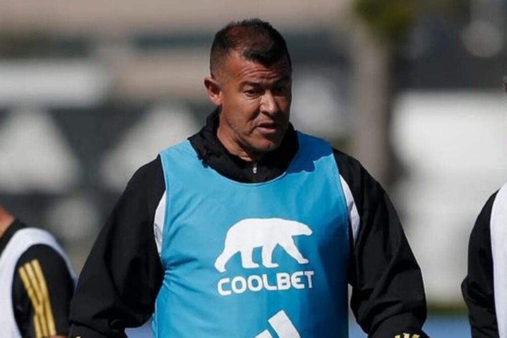 Primer plano a Jorge Almirón durante un entrenamiento de Colo-Colo.