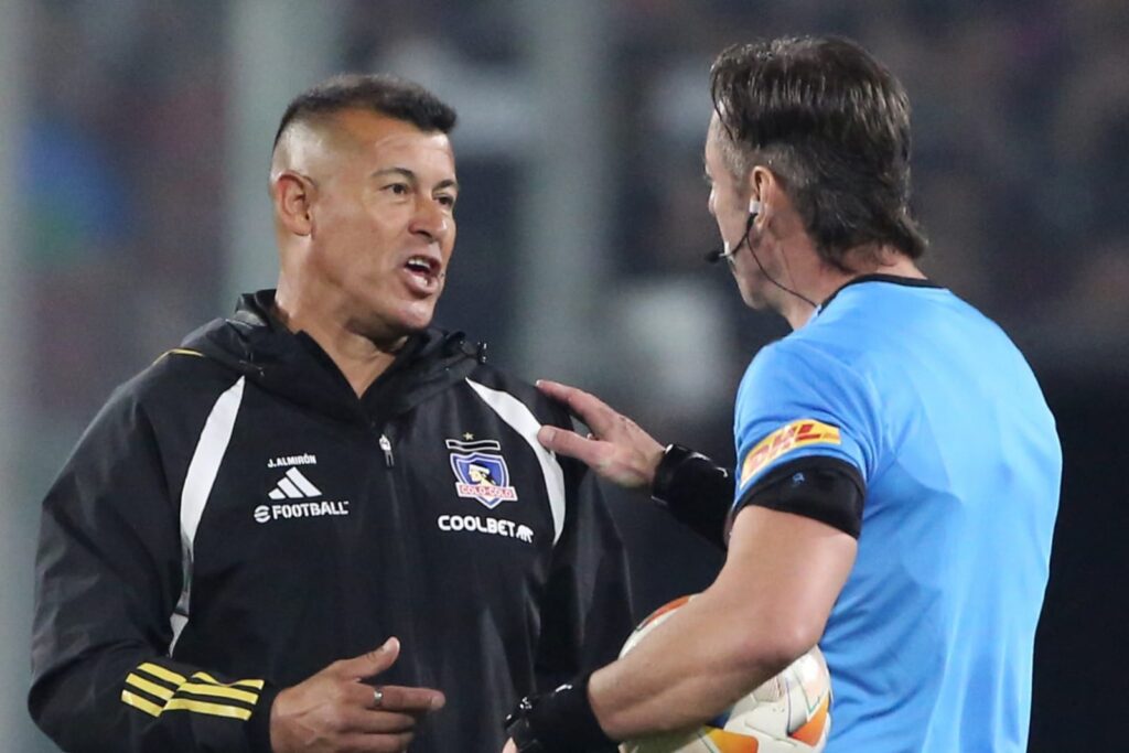 Jorge Almirón y Raphael Claus conversando en el Estadio Monumental.