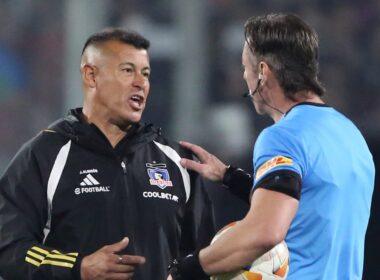 Jorge Almirón y Raphael Claus conversando en el Estadio Monumental.