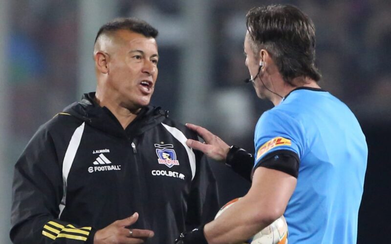 Jorge Almirón y Raphael Claus conversando en el Estadio Monumental.