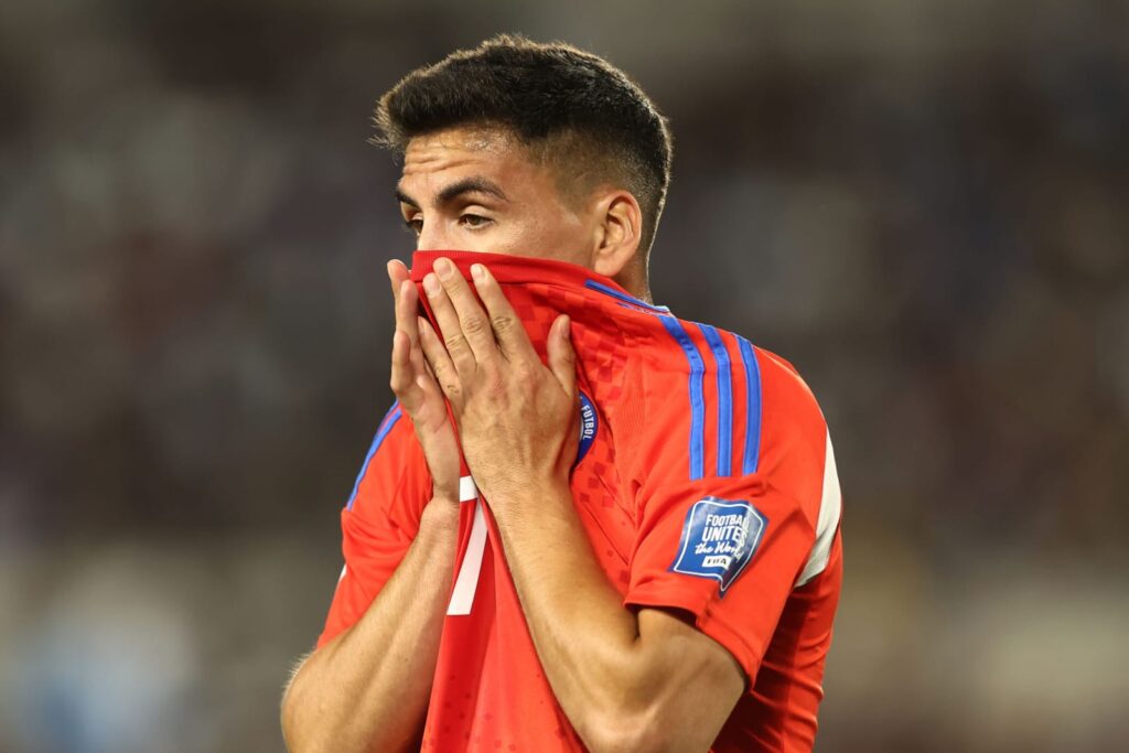 Marcelino Núñez lamentándose con la camiseta de la Selección Chilena.