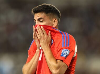 Marcelino Núñez lamentándose con la camiseta de la Selección Chilena.