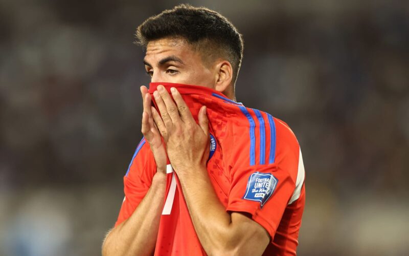 Marcelino Núñez lamentándose con la camiseta de la Selección Chilena.