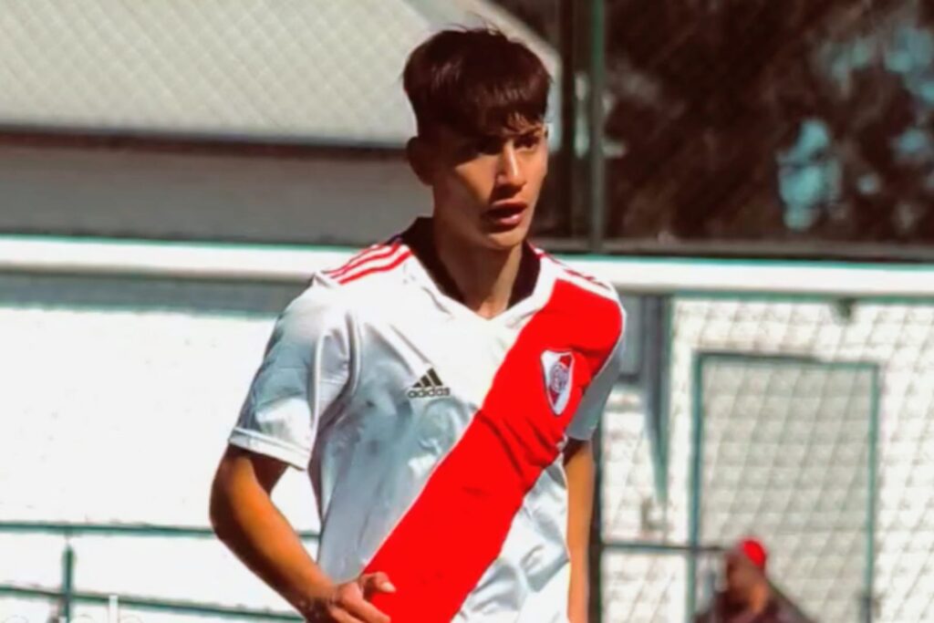 Martín Lucero con camiseta de River Plate.