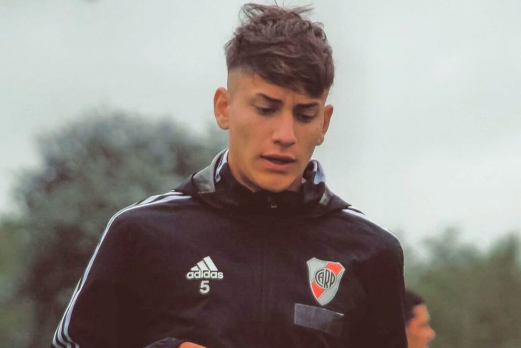 Primer plano a Martín Lucero con la camiseta de River Plate.