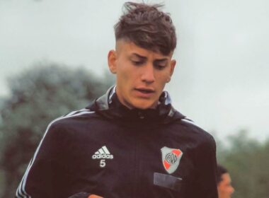 Primer plano a Martín Lucero con la camiseta de River Plate.