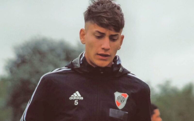 Primer plano a Martín Lucero con la camiseta de River Plate.