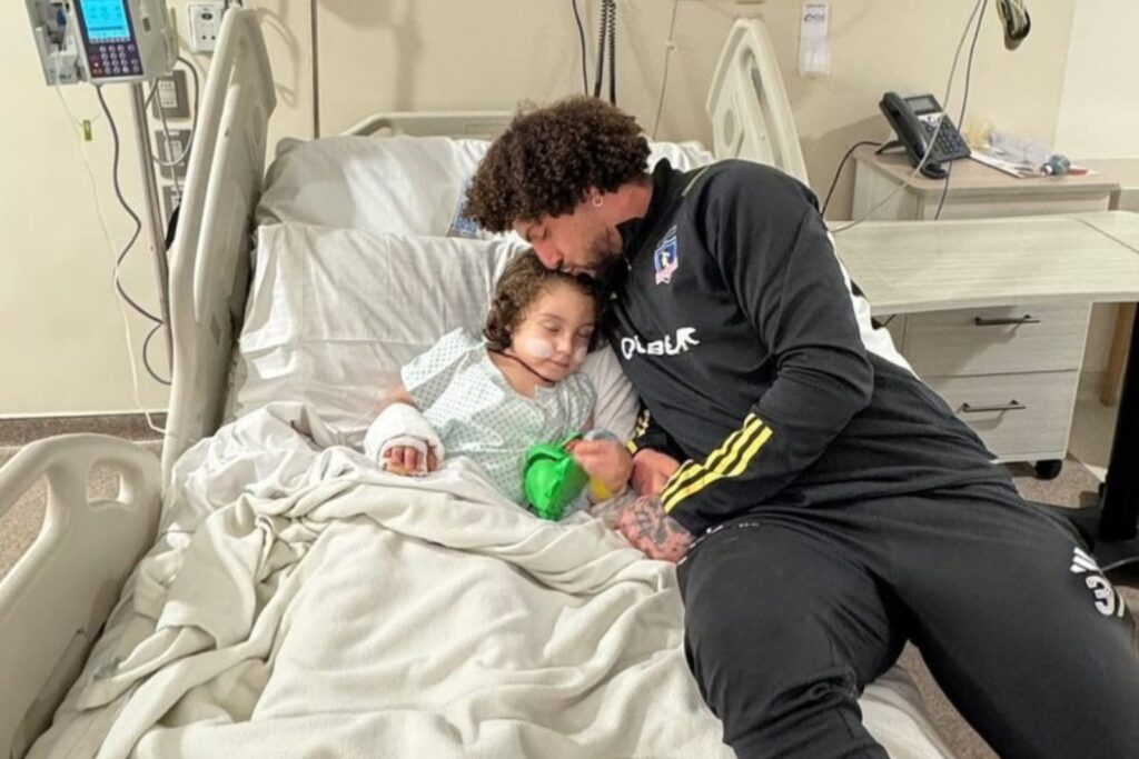 Maximiliano Falcón junto a Domingo Falcón durante su hospitalización.