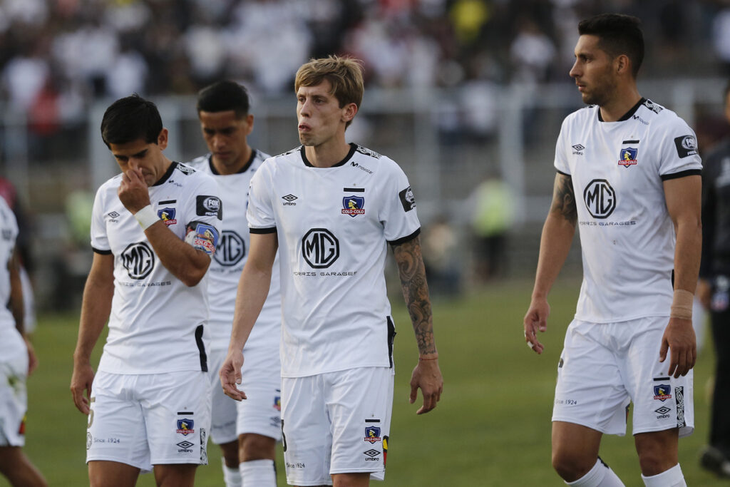 Jugadores de Colo-Colo cabizbajos saliendo de la cancha.