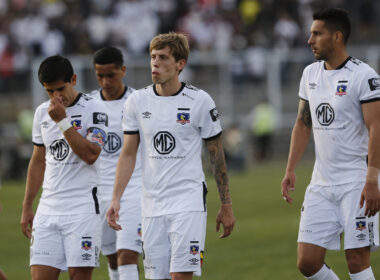 Jugadores de Colo-Colo cabizbajos saliendo de la cancha.