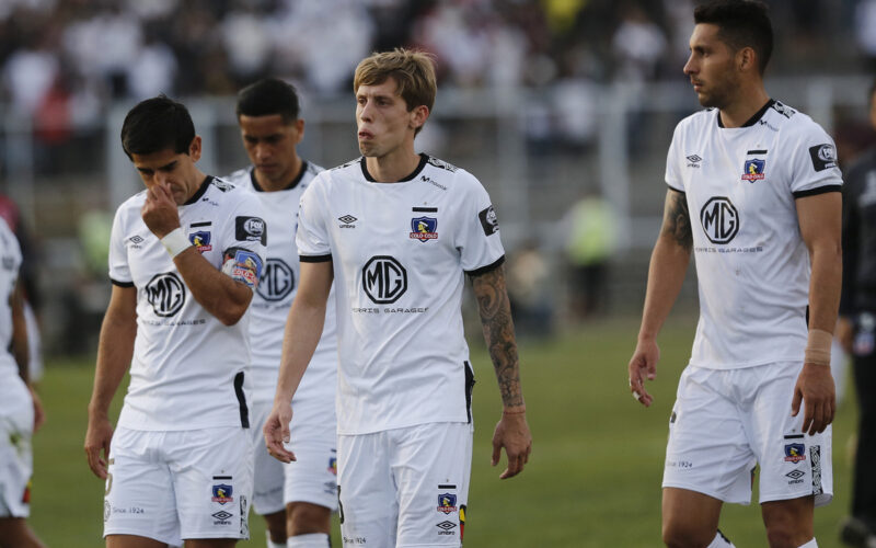 Jugadores de Colo-Colo cabizbajos saliendo de la cancha.