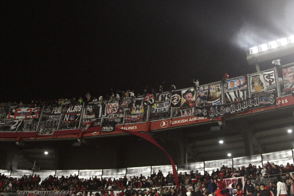 Hinchas de Colo-Colo en el Estadio Más Monumental de River Plate.