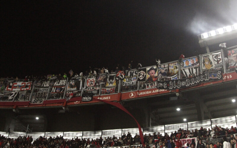 Hinchas de Colo-Colo en el Estadio Más Monumental de River Plate.