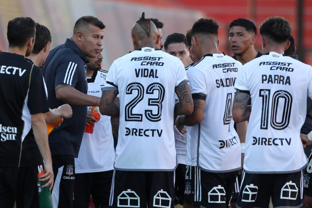 Jorge Almirón repartiendo instrucciones a los jugadores de Colo-Colo.