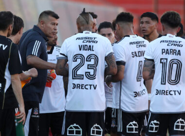 Jorge Almirón repartiendo instrucciones a los jugadores de Colo-Colo.