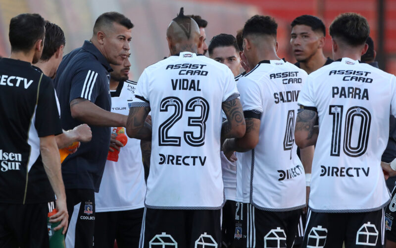 Jorge Almirón repartiendo instrucciones a los jugadores de Colo-Colo.