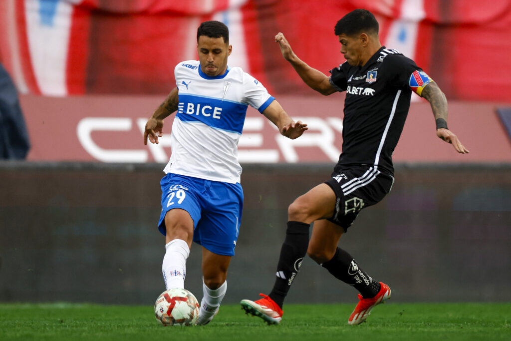 Futbol, Universidad Catolica vs Colo Colo.
Fecha 9, campeonato Nacional 2024.
El jugador de Universidad Catolica Aaron Astudillo, izquierda, disputa el balon con Esteban Pavez de Colo Colo durante el partido de primera division realizado en el estadio Santa Laura de Santiago, Chile.
20/04/2024
Andres Pina/Photosport

Football, Universidad Catolica vs Colo Colo.
9th turn, 2024 National Championship.
Universidad Catolica’s player Aaron Astudillo, left, vies for the ball against Esteban Pavez of Colo Colo during the first division match held at the Santa Laura stadium in Santiago, Chile.
20/04/2024
Andres Pina/Photosport