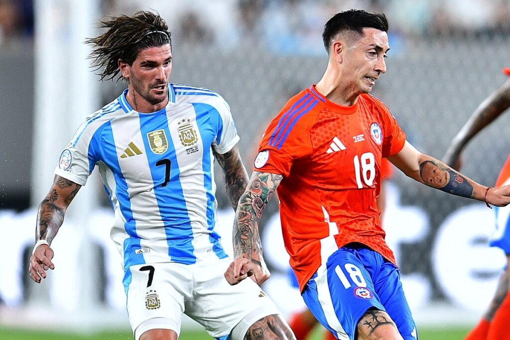 Rodrigo De Paul y Rodrigo Echeverría disputando un balón en el duelo entre Argentina y Chile en Copa América.