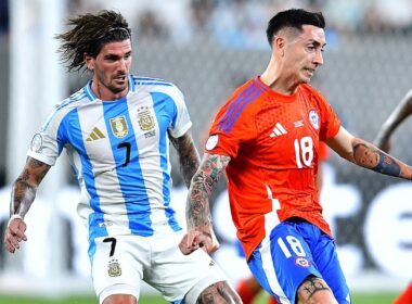 Rodrigo De Paul y Rodrigo Echeverría disputando un balón en el duelo entre Argentina y Chile en Copa América.