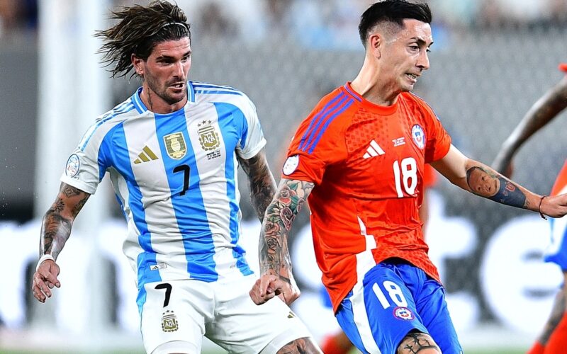 Rodrigo De Paul y Rodrigo Echeverría disputando un balón en el duelo entre Argentina y Chile en Copa América.