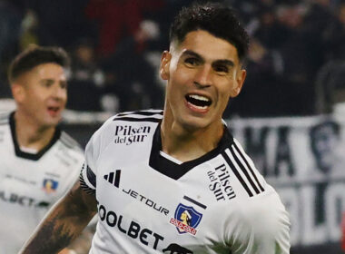 Primer plano de Erick Wiemberg con la camiseta de Colo-Colo.