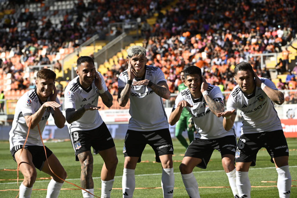 Jugadores de Colo-Colo celebrando un gol.