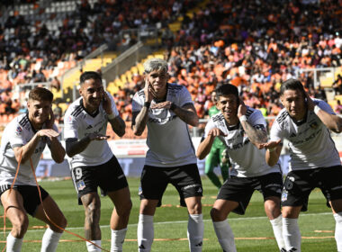 Jugadores de Colo-Colo celebrando un gol.