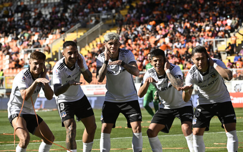 Jugadores de Colo-Colo celebrando un gol.