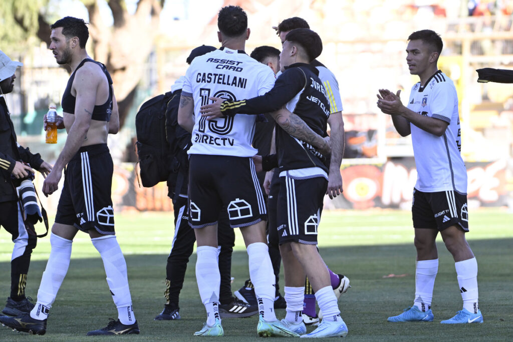 Jugadores de Colo-Colo abrazados.