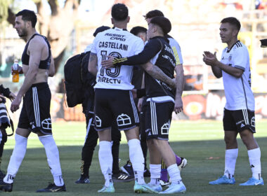 Jugadores de Colo-Colo abrazados.