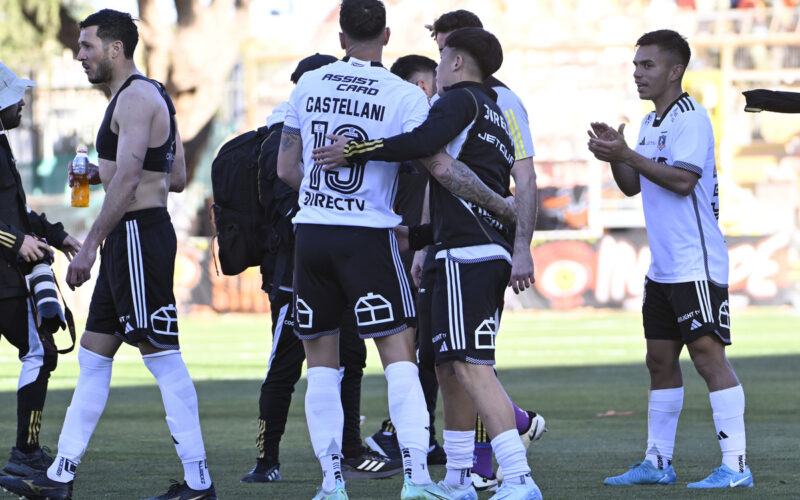 Jugadores de Colo-Colo abrazados.