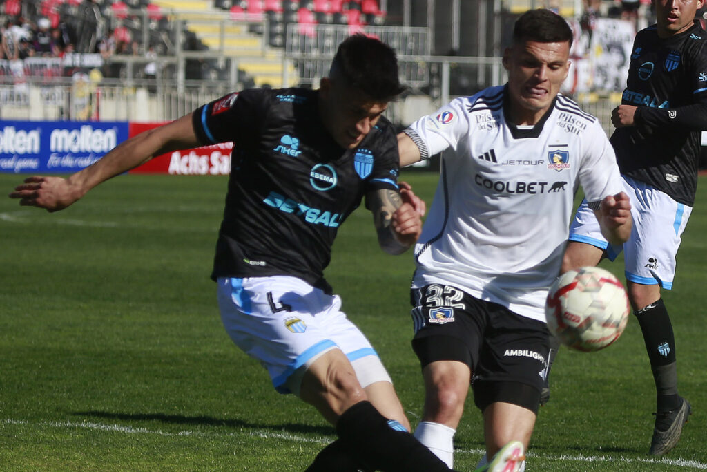 Jugadores de Colo-Colo y Magallanes disputando un balón.