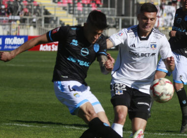 Jugadores de Colo-Colo y Magallanes disputando un balón.