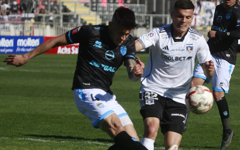 Jugadores de Colo-Colo y Magallanes disputando un balón.