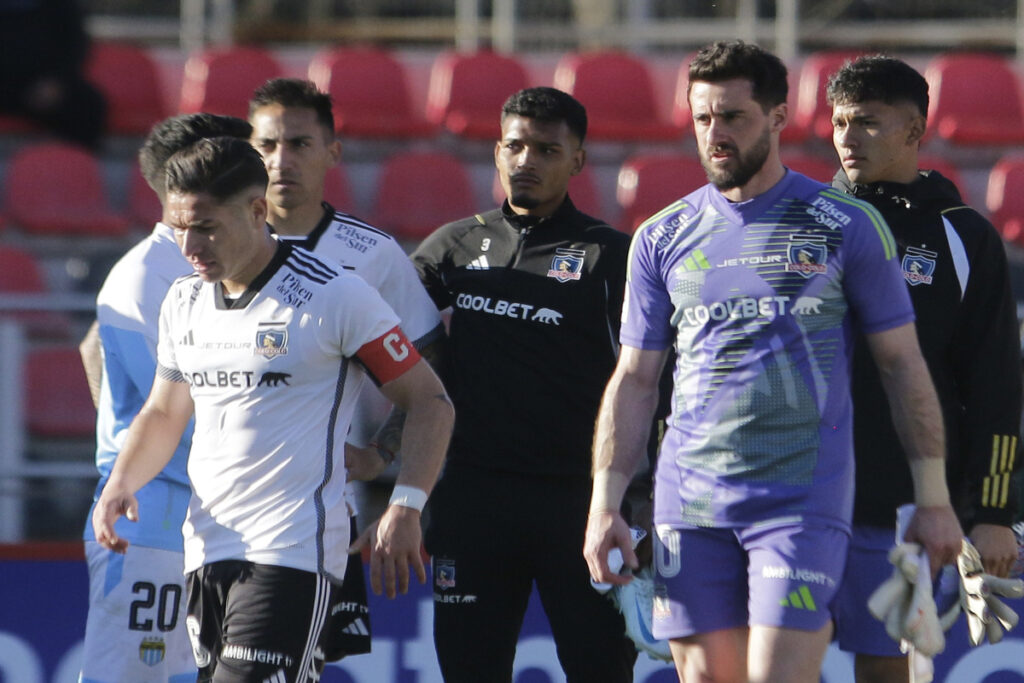 Jugadores de Colo-Colo cabizbajos tras la derrota frente a Magallanes.