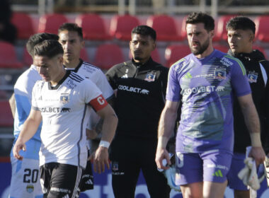 Jugadores de Colo-Colo cabizbajos tras la derrota frente a Magallanes.