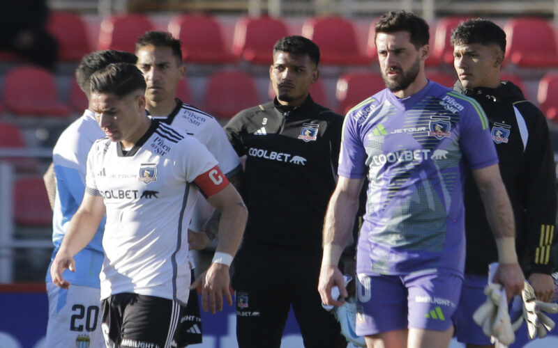 Jugadores de Colo-Colo cabizbajos tras la derrota frente a Magallanes.