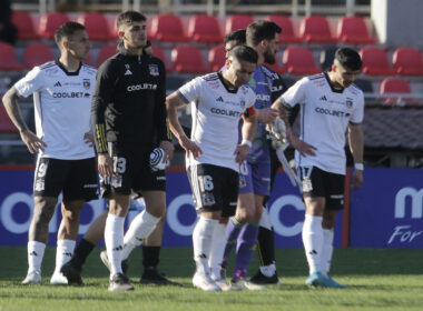 Jugadores de Colo-Colo cabizbajos.